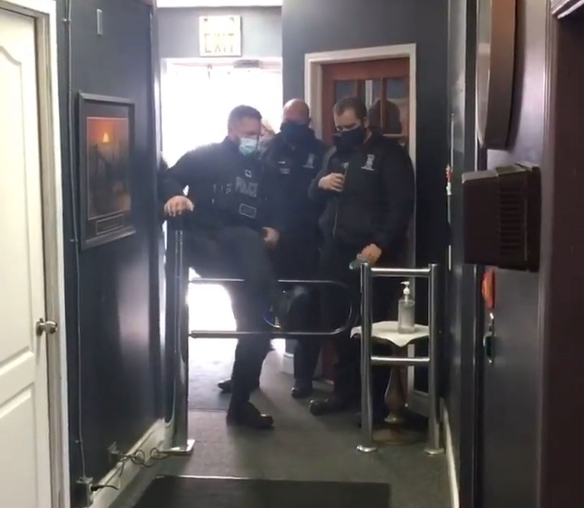 Frustrated local business owners defy provincial lockdown order