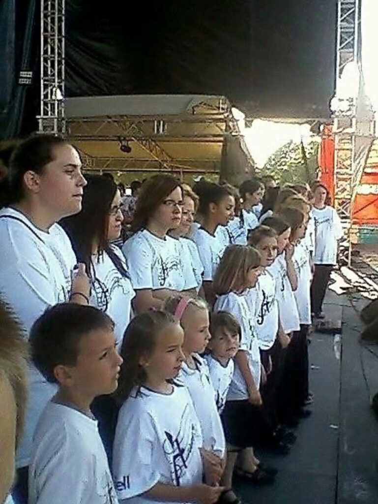 Preparing to sing a new tune with Harmony Choir 2.0