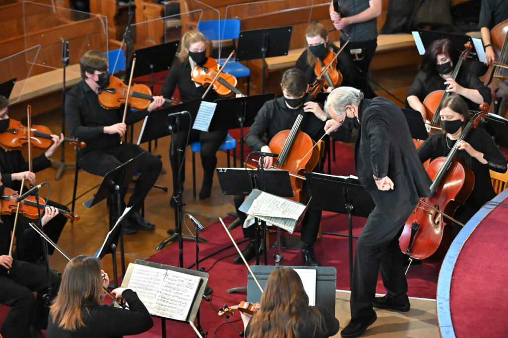 Symphony preparing to offer youth free violin lessons